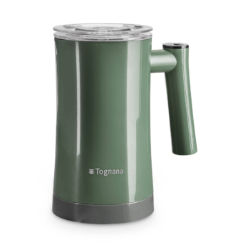 Il montalatte elettrico della linea Iridea di Tognana è l’ideale per preparare cappuccini caldi e freddi, latte caldo e bevande al cioccolato, grazie al pulsante multifunzione e al display digitale che permettono di selezionare la modalità desiderata. Ha capacità di 350 ml, potenza di 400 watt ed è dotato di base e manico cordless per una maggiore praticità. Il sistema di spegnimento automatico e protezione contro il surriscaldamento garantisce la massima sicurezza di utilizzo. Prezzo 59,90 euro. www.tognana.com Il montalatte elettrico della linea Iridea di Tognana è l’ideale per preparare cappuccini caldi e freddi, latte caldo e bevande al cioccolato, grazie al pulsante multifunzione e al display digitale che permettono di selezionare la modalità desiderata. Ha capacità di 350 ml, potenza di 400 watt ed è dotato di base e manico cordless per una maggiore praticità. Il sistema di spegnimento automatico e protezione contro il surriscaldamento garantisce la massima sicurezza di utilizzo. Prezzo 59,90 euro. www.tognana.com
