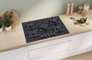 In vetro temperato, il piano a gas Serie 6 PPQ7A6B20 di Bosch ha tecnologia FlameSelect che offre 9 livelli di fiamma predefiniti con precisione per regolare il calore in modo semplice e accurato. Largo 75 cm, ha bruciatore Wok con potenza fino a 4 kW e griglie in ghisa. Può essere installato a filo o in appoggio. Prezzo 1.073 euro. www.bosch-home.com/it/ In vetro temperato, il piano a gas Serie 6 PPQ7A6B20 di Bosch ha tecnologia FlameSelect che offre 9 livelli di fiamma predefiniti con precisione per regolare il calore in modo semplice e accurato. Largo 75 cm, ha bruciatore Wok con potenza fino a 4 kW e griglie in ghisa. Può essere installato a filo o in appoggio. Prezzo 1.073 euro. www.bosch-home.com/it/