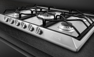 In acciaio inox, il piano cottura a gas SRV576O Onda di Smeg è dotato di 5 zone cottura con valvole di sicurezza e sistema di accensione sotto-manopola.  È caratterizzato da griglie con un design rinnovato, che offrono alle pentole massima conducibilità, stabilità ed assicurano lunga resistenza. I piani cottura Onda sono disponibili in tre diverse dimensioni: da 60 cm con 4 bruciatori di cui uno ultrarapido, da 70 cm con 5 bruciatori di cui uno ultrarapido a doppio comando, con tre soluzioni di fuoco disponibili, e da 90 cm con 5 bruciatori di cui uno ultrarapido sempre a doppio comando con tre soluzioni di fuoco per pentole fino a 32 cm di diametro. Da 70 cm, prezzo 499 euro. www.smeg.it In acciaio inox, il piano cottura a gas SRV576O Onda di Smeg è dotato di 5 zone cottura con valvole di sicurezza e sistema di accensione sotto-manopola.  È caratterizzato da griglie con un design rinnovato, che offrono alle pentole massima conducibilità, stabilità ed assicurano lunga resistenza. I piani cottura Onda sono disponibili in tre diverse dimensioni: da 60 cm con 4 bruciatori di cui uno ultrarapido, da 70 cm con 5 bruciatori di cui uno ultrarapido a doppio comando, con tre soluzioni di fuoco disponibili, e da 90 cm con 5 bruciatori di cui uno ultrarapido sempre a doppio comando con tre soluzioni di fuoco per pentole fino a 32 cm di diametro. Da 70 cm, prezzo 499 euro. www.smeg.it