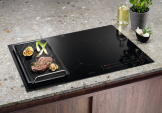 Il piano cottura a induzione SenseBoil EIS82449C di Electrolux regola automaticamente la temperatura per portare l'acqua che bolle a sobbollire in modo controllato senza sporcare il piano. La funzione Hob2Hood sfrutta la connessione wireless e collega il piano cottura alla cappa, in modo da adattare al meglio le impostazioni di calore e di aspirazione e, grazie alla funzione Bridge, si possono collegare due zone cottura separate per creare una sola ampia superficie. Misura 78x52 cm. Prezzo 1.209,99 euro. www.electrolux.it Il piano cottura a induzione SenseBoil EIS82449C di Electrolux regola automaticamente la temperatura per portare l'acqua che bolle a sobbollire in modo controllato senza sporcare il piano. La funzione Hob2Hood sfrutta la connessione wireless e collega il piano cottura alla cappa, in modo da adattare al meglio le impostazioni di calore e di aspirazione e, grazie alla funzione Bridge, si possono collegare due zone cottura separate per creare una sola ampia superficie. Misura 78x52 cm. Prezzo 1.209,99 euro. www.electrolux.it