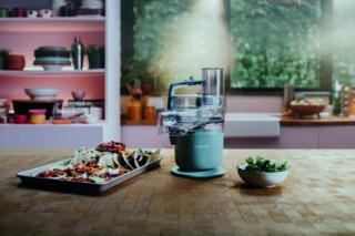 Salvaspazio ma capace di tantissime prestazioni, MultiPro GO di Kenwood è dotato di sistema 360° Express Serve™ per affettare e grattugiare direttamente nel piatto o nella padella. La ciotola di lavorazione è capiente 750 ml e può essere utilizzata anche per piccoli impasti o per realizzare salse cremose. Ha funzione pulse, motore da 600 watt e è fornito con più accessori tra cui un disco reversibile da 4 mm e una lama. Misura L 24 x P 16 x H 30 cm. Prezzo 84,90 euro. www.kenwoodworld.com