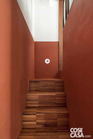 volume laccato rosso pompeiano, scala il legno rivestita con parquet industriale volume laccato rosso pompeiano, scala il legno rivestita con parquet industriale