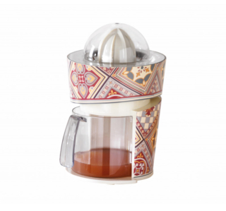 Accattivante nella forma, lo spremiagrumi Le Cemetine di Brandani è ideale per frutta morbida e ha funzione di accensione e spegnimento automatico tramite pressione dell’agrume. Ha potenza di 850 watt. Prezzo 50 euro. www.brandani.it Accattivante nella forma, lo spremiagrumi Le Cemetine di Brandani è ideale per frutta morbida e ha funzione di accensione e spegnimento automatico tramite pressione dell’agrume. Ha potenza di 850 watt. Prezzo 50 euro. www.brandani.it