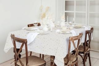 É decorata da piccole stelle glitter la tovaglia rettangolare bianca Lurex Star in vendita da OBI perfetta per la tavola delle feste: il trattamento antimacchia infatti la rende pratica ed elegante nello stesso tempo. È lavabile in lavatrice a 30°C. Misura L 140 x P 240 cm. Prezzo 21,95 euro. www.obi-italia.it É decorata da piccole stelle glitter la tovaglia rettangolare bianca Lurex Star in vendita da OBI perfetta per la tavola delle feste: il trattamento antimacchia infatti la rende pratica ed elegante nello stesso tempo. È lavabile in lavatrice a 30°C. Misura L 140 x P 240 cm. Prezzo 21,95 euro. www.obi-italia.it