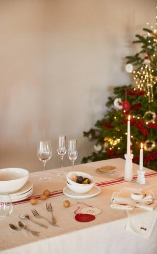 Ha un sapore elegantemente “rustico” la tovaglia rettangolare bianca in lino e cotone naturale Nona di Kave Home che è caratterizzata dalla presenza di una serie di righe rosse al centro. È lavabile in lavatrice. Misura L 150 x P 250 cm. Prezzo 52,50 euro. www.kavehome.com Ha un sapore elegantemente “rustico” la tovaglia rettangolare bianca in lino e cotone naturale Nona di Kave Home che è caratterizzata dalla presenza di una serie di righe rosse al centro. È lavabile in lavatrice. Misura L 150 x P 250 cm. Prezzo 52,50 euro. www.kavehome.com