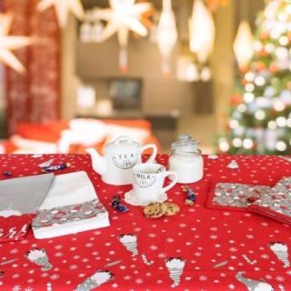 Un'allegra stampa con piccoli gnomi e fiocchi di neve per la tovaglia rettangolare della Capsule Natale di Bella Vita: è completamente realizzata in 100% cotone in una vivace colorazione rosso lacca. È disponibile in due formati, per accogliere sei o otto persone. Misura L 140 x P 180 cm. Prezzo 16,90 euro. Misura L 140 x P 240 cm. Prezzo 20,90 euro. www.bellavitastore.it Un'allegra stampa con piccoli gnomi e fiocchi di neve per la tovaglia rettangolare della Capsule Natale di Bella Vita: è completamente realizzata in 100% cotone in una vivace colorazione rosso lacca. È disponibile in due formati, per accogliere sei o otto persone. Misura L 140 x P 180 cm. Prezzo 16,90 euro. Misura L 140 x P 240 cm. Prezzo 20,90 euro. www.bellavitastore.it