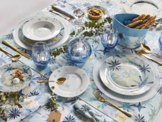 Le sfumature dell'azzurro per la tovaglia rettangolare Cristalli di Andrea Fontebasso che è decorata da fiocchi di neve stampati su un tessuto in 100% cotone. Si può scegliere fra tre dimensioni. Misura L 140 x P 180 cm. Prezzo 35 euro. Misura L 140 x P 240 cm. Prezzo 44,50 euro. Misura L 150 x P 350 cm. Prezzo 66 euro. www.tognana.com Le sfumature dell'azzurro per la tovaglia rettangolare Cristalli di Andrea Fontebasso che è decorata da fiocchi di neve stampati su un tessuto in 100% cotone. Si può scegliere fra tre dimensioni. Misura L 140 x P 180 cm. Prezzo 35 euro. Misura L 140 x P 240 cm. Prezzo 44,50 euro. Misura L 150 x P 350 cm. Prezzo 66 euro. www.tognana.com