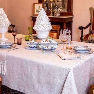 Si ispira ai modelli classici la sontuosa tovaglia rettangolare Broccato Storico di Ferò in vendita su QVC che è caratterizzata da una raffinata lavorazione nei toni del bianco che la rendono raffinata e “luminosa”. È completamente realizzata in tessuto jacquard tinto realizzato in misto 70% lino e 30% cotone; è impreziosita dalla presenza di un alto bordo. Misura L 170 x P 240 cm. Prezzo 98 euro. www.qvc.it Si ispira ai modelli classici la sontuosa tovaglia rettangolare Broccato Storico di Ferò in vendita su QVC che è caratterizzata da una raffinata lavorazione nei toni del bianco che la rendono raffinata e “luminosa”. È completamente realizzata in tessuto jacquard tinto realizzato in misto 70% lino e 30% cotone; è impreziosita dalla presenza di un alto bordo. Misura L 170 x P 240 cm. Prezzo 98 euro. www.qvc.it