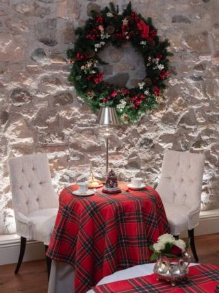 L'intramontabile tartan scozzese nei toni del rosso e del verde per il modello in puro cotone con stampa digitale Lindenhof della collezione Montagna di Happidea; è dotata del pratico trattamento antimacchia per apparecchiara la tavola durante le feste. È disponibile in tre formati per rispondere alle esigenze più diverse. Misura L 140 x P 180 cm. Prezzo 21,78 euro. Misura L 140 x P 240 cm. Prezzo 30,58 euro. Misura L 180 x P 350 cm. Prezzo 52,58 euro. www.casahomewear.com L'intramontabile tartan scozzese nei toni del rosso e del verde per il modello in puro cotone con stampa digitale Lindenhof della collezione Montagna di Happidea; è dotata del pratico trattamento antimacchia per apparecchiara la tavola durante le feste. È disponibile in tre formati per rispondere alle esigenze più diverse. Misura L 140 x P 180 cm. Prezzo 21,78 euro. Misura L 140 x P 240 cm. Prezzo 30,58 euro. Misura L 180 x P 350 cm. Prezzo 52,58 euro. www.casahomewear.com