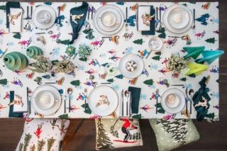 Tanti sciatori stilizzati stampati sulla tovaglia rettangolare (007282162-000) di Coincasa in panama di puro cotone bianco che può accogliere sei ospiti e dà vita ad una mise en place allegra e spensierata. È disponibile anche nella variante da otto posti. Misura L 140 x P 200 cm. Prezzo 35,90 euro. www.coin.it Tanti sciatori stilizzati stampati sulla tovaglia rettangolare (007282162-000) di Coincasa in panama di puro cotone bianco che può accogliere sei ospiti e dà vita ad una mise en place allegra e spensierata. È disponibile anche nella variante da otto posti. Misura L 140 x P 200 cm. Prezzo 35,90 euro. www.coin.it