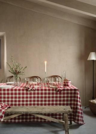 Il tradizionale decoro scozzese per la tovaglia rettangolare quadri della Collezione Natale di Mango Home: è realizzata in puro cotone con fibre e/o processi di produzione sostenibile, riducendo così l’impatto ambientale. La fantasia e la colorazione vivace la rendono la protagonista indiscussa delle serate di festa. Misura L 150 x P 250 cm. Prezzo 39,99 euro. www.mango.com Il tradizionale decoro scozzese per la tovaglia rettangolare quadri della Collezione Natale di Mango Home: è realizzata in puro cotone con fibre e/o processi di produzione sostenibile, riducendo così l’impatto ambientale. La fantasia e la colorazione vivace la rendono la protagonista indiscussa delle serate di festa. Misura L 150 x P 250 cm. Prezzo 39,99 euro. www.mango.com