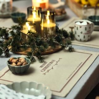 La tovaglietta Sodalit di Jysk è decorata da una frase benaugurante in rosso scuro che risalta sul tessuto in puro cotone color naturale tinto filo. Semplice ed elegante nello stesso tempo può essere abbinata a servizi tinta unita o decorati. Misura L 30 x P 42 cm. Prezzo 3 euro. www.jysk.it La tovaglietta Sodalit di Jysk è decorata da una frase benaugurante in rosso scuro che risalta sul tessuto in puro cotone color naturale tinto filo. Semplice ed elegante nello stesso tempo può essere abbinata a servizi tinta unita o decorati. Misura L 30 x P 42 cm. Prezzo 3 euro. www.jysk.it