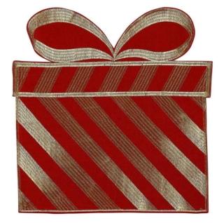 Ha la forma di un grande pacco dono con fiocco la tovaglietta natalizia Regalo in vendita da Kasanova: è completamente realizzata in tessuto di poliestere ricamato nei toni del rosso e dell'oro. È allegra e divertente, inoltre è lavabile in lavatrice. Misura L 40 x P 40 cm. Prezzo 5,90 euro. www.kasanova.com Ha la forma di un grande pacco dono con fiocco la tovaglietta natalizia Regalo in vendita da Kasanova: è completamente realizzata in tessuto di poliestere ricamato nei toni del rosso e dell'oro. È allegra e divertente, inoltre è lavabile in lavatrice. Misura L 40 x P 40 cm. Prezzo 5,90 euro. www.kasanova.com