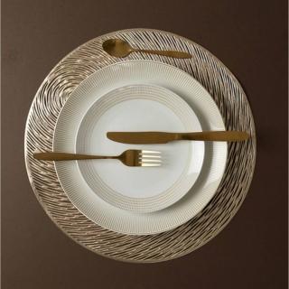 Superchic ed essenziale la tovaglietta rotonda Oro &Argento di Maiuguali in PVC dorato: è decorata da un raffinato motivo inciso di cerchi geometrici sul bordo laterale. Misura Ø 40 cm. Prezzo 5 euro. www.maiuguali.it Superchic ed essenziale la tovaglietta rotonda Oro &Argento di Maiuguali in PVC dorato: è decorata da un raffinato motivo inciso di cerchi geometrici sul bordo laterale. Misura Ø 40 cm. Prezzo 5 euro. www.maiuguali.it