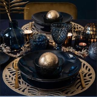 Un motivo decorativo di foglie stilizzate per Prisca di Maisons du Monde, la tovaglietta rotonda traforata in PVC color oro vecchio. È perfetta per illuminare la tavola “scura” apparecchiata con piatti e bicchieri blu notte. Misura Ø 38 cm. Prezzo 3,99 euro cad. www.maisonsdumonde.com Un motivo decorativo di foglie stilizzate per Prisca di Maisons du Monde, la tovaglietta rotonda traforata in PVC color oro vecchio. È perfetta per illuminare la tavola “scura” apparecchiata con piatti e bicchieri blu notte. Misura Ø 38 cm. Prezzo 3,99 euro cad. www.maisonsdumonde.com