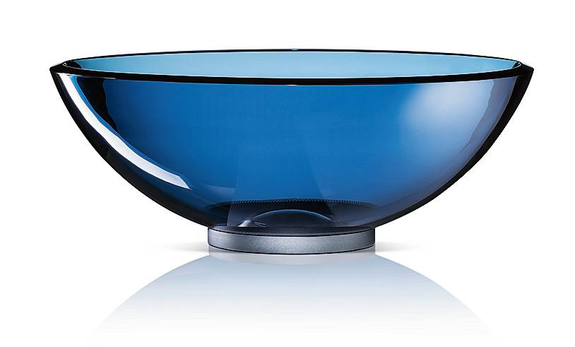 Milano di Artelinea è in cristallo colorato Blu traslucido. Misura Ø 42,5 x H 15 cm e costa a partire da 515 euro. www.artelinea.it Milano di Artelinea è in cristallo colorato Blu traslucido. Misura Ø 42,5 x H 15 cm e costa a partire da 515 euro. www.artelinea.it