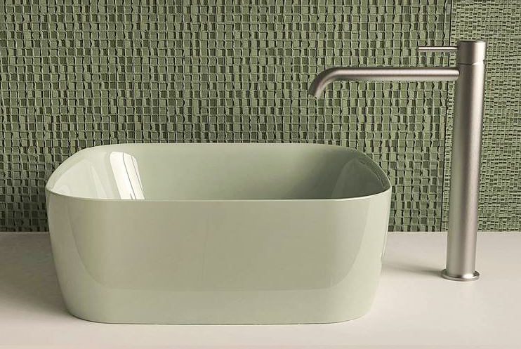 Il lavabo da appoggio Play 42 di Flaminia è disponibile in più misure, in versione quadrata e rettangolare in diversi colori sia lucidi sia opachi. Qui in tonalità verde Giada, misura 42 x 42 x H 16 cm e costa 450 euro + Iva. www.ceramicaflaminia.it Il lavabo da appoggio Play 42 di Flaminia è disponibile in più misure, in versione quadrata e rettangolare in diversi colori sia lucidi sia opachi. Qui in tonalità verde Giada, misura 42 x 42 x H 16 cm e costa 450 euro + Iva. www.ceramicaflaminia.it