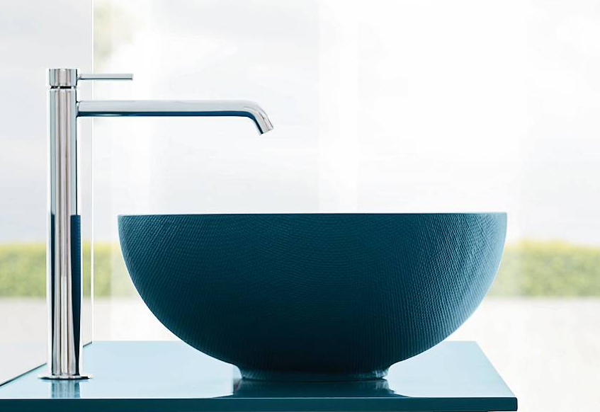 In Pietrablu il lavabo di Arblu è disponibile in numerose colorazioni e in 5 texture. Ha finitura Juta colore Blu Profondo, misura Ø 38 cm e costa 427 euro. www.arblu.it In Pietrablu il lavabo di Arblu è disponibile in numerose colorazioni e in 5 texture. Ha finitura Juta colore Blu Profondo, misura Ø 38 cm e costa 427 euro. www.arblu.it