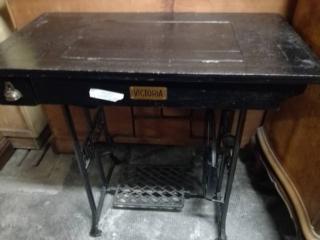 Per un restauro basic del mobiletto/tavolino, della vecchia macchina da cucire della nonna, si procede rimuovendo la parte meccanica stessa. In particolare se la parte meccanica non è più funzionante, ma vanta ancora un design interessante e la si può ripulire e sistemare in bella vista sopra una mensola del mobile del soggiorno. Per il recupero del mobile si procede ripulendo tutta la struttura con un panno di cotone velocemente imbevuto con acqua tiepida e aceto. Utilizzando l’acool denaturato per le parti in metallo. Per un restauro basic del mobiletto/tavolino, della vecchia macchina da cucire della nonna, si procede rimuovendo la parte meccanica stessa. In particolare se la parte meccanica non è più funzionante, ma vanta ancora un design interessante e la si può ripulire e sistemare in bella vista sopra una mensola del mobile del soggiorno. Per il recupero del mobile si procede ripulendo tutta la struttura con un panno di cotone velocemente imbevuto con acqua tiepida e aceto. Utilizzando l’acool denaturato per le parti in metallo.