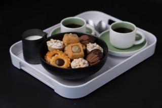 Trebonn, vassoio Pile dal design minimale, con un’elegante finitura lucida e pratiche maniglie Trebonn, vassoio Pile dal design minimale, con un’elegante finitura lucida e pratiche maniglie