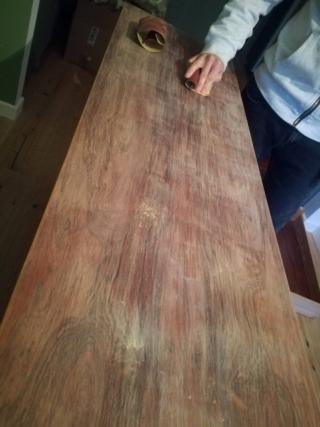 Carteggiare la superficie in legno con carta vetrata a grana media. Carteggiare la superficie in legno con carta vetrata a grana media.