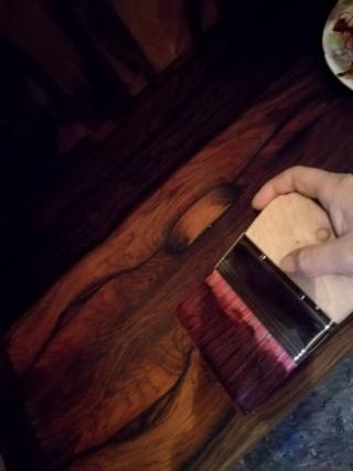 Stendere la gommalacca con il pennello piatto. Stendere la gommalacca con il pennello piatto.