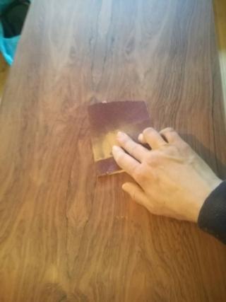 Passare la carta vetrata fino a ottenere una superficie liscia. Passare la carta vetrata fino a ottenere una superficie liscia.