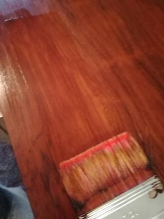 Stendere la gommalacca con il pennello piatto. Stendere la gommalacca con il pennello piatto.