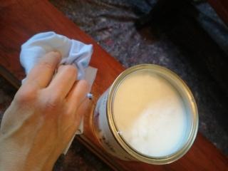 Stendere la cera per mobili con un panno di cotone. Stendere la cera per mobili con un panno di cotone.