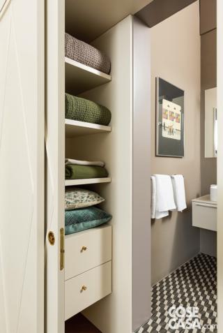 bagno con porta scorrevole a scomparsa e colonna a ripiani e cassetti bagno con porta scorrevole a scomparsa e colonna a ripiani e cassetti