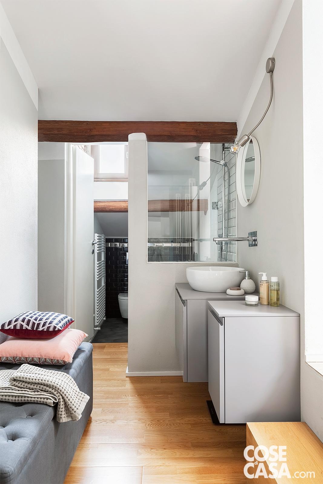 Il lavabo invece è sistemato nell'ambiente centrale deI soppalco, proprio di fronte all'uscita della camera. I rivestimenti sono di Bisazza, il lavabo è il modello Circle di Azzurra Ceramica, la doccia di Vetreria Romei. Spugne Fazzini. Il lavabo invece è sistemato nell'ambiente centrale deI soppalco, proprio di fronte all'uscita della camera. I rivestimenti sono di Bisazza, il lavabo è il modello Circle di Azzurra Ceramica, la doccia di Vetreria Romei. Spugne Fazzini.