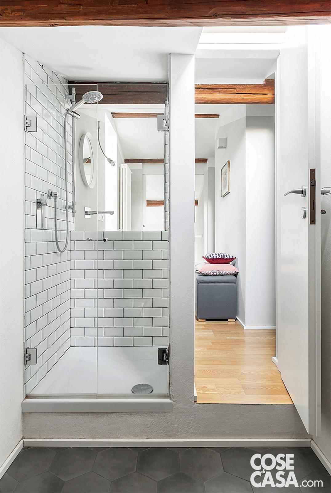 Il bagno al piano superiore è strettamente connesso alla camera da letto matrimoniale, seppure da essa separato. A sottolineare il concetto di continuità è anche il parquet, che si estende fino a rivestire l'ambiente di servizio, interrompendosi oltre la doccia. Qui, in corrispondenza del vano coni sanitari (collocati sotto la falda del tetto, dove l'altezza è minore), lascia il posto a un pavimento in ceramica. Il bagno al piano superiore è strettamente connesso alla camera da letto matrimoniale, seppure da essa separato. A sottolineare il concetto di continuità è anche il parquet, che si estende fino a rivestire l'ambiente di servizio, interrompendosi oltre la doccia. Qui, in corrispondenza del vano coni sanitari (collocati sotto la falda del tetto, dove l'altezza è minore), lascia il posto a un pavimento in ceramica.