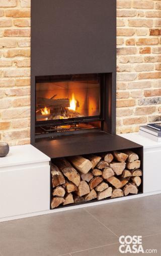 dettaglio del camino con portalegna integrato