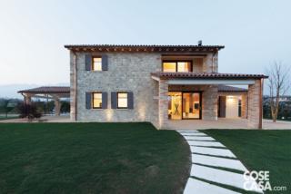 esterno della casa ricostruita esterno della casa ricostruita