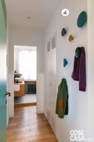 disimpegno con ganci appendiabiti a parete