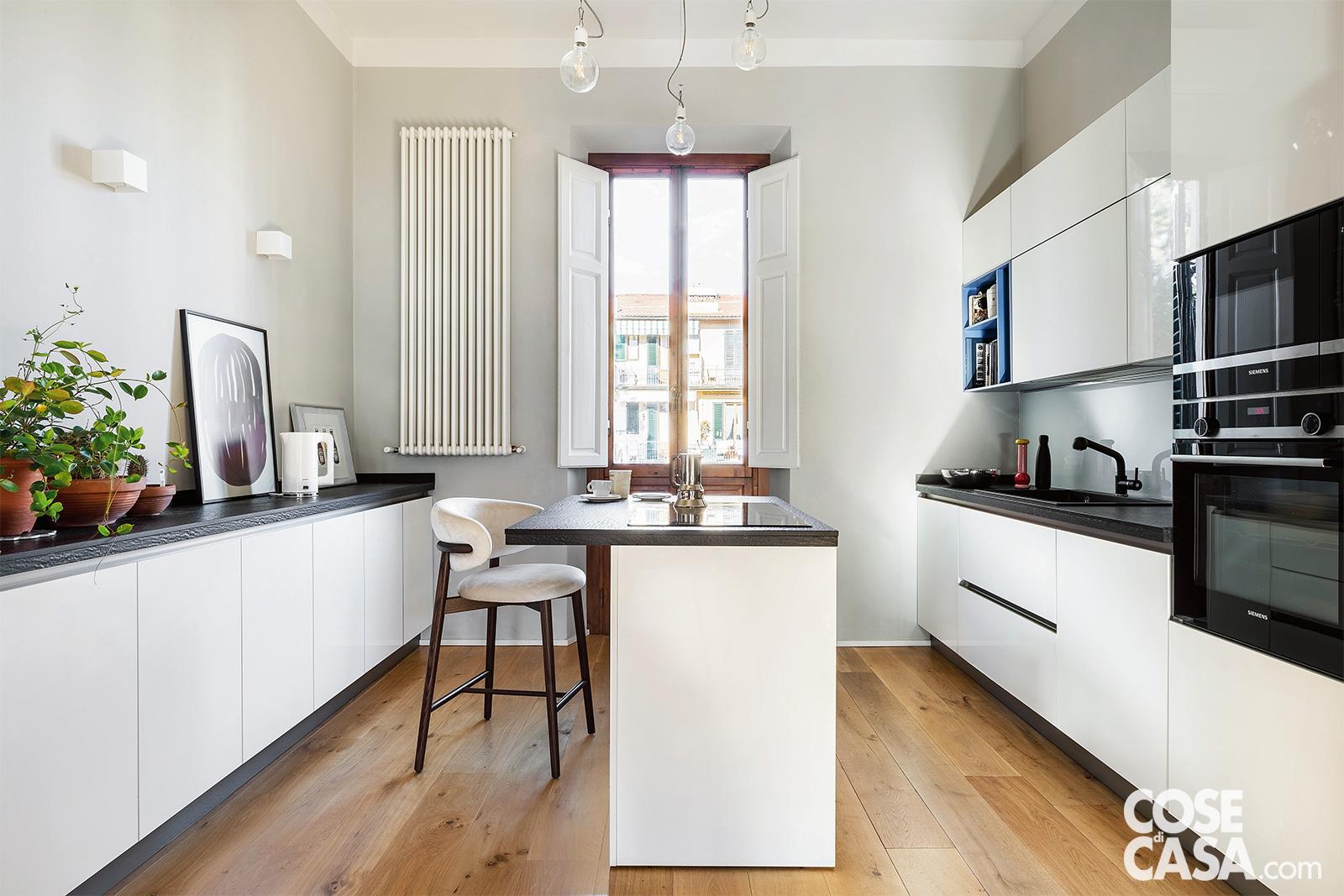 La cucina è arredata con il modello Alevè di Stosa Cucine in laminato laccato UV bianco, con vani a giorno e piani in laminato materico grigio asfalto opaco; il sistema di apertura delle ante a è a gola. È certificata ISO 900, IT e CI-Made in Italy. Gli elettrodomestici sono di Siemens e il frigorifero di LG. Lampade BRG, sgabelli Calligaris, oggetti Alessi. La cucina è arredata con il modello Alevè di Stosa Cucine in laminato laccato UV bianco, con vani a giorno e piani in laminato materico grigio asfalto opaco; il sistema di apertura delle ante a è a gola. È certificata ISO 900, IT e CI-Made in Italy. Gli elettrodomestici sono di Siemens e il frigorifero di LG. Lampade BRG, sgabelli Calligaris, oggetti Alessi.