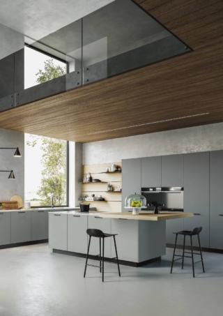 Accessoriata con mensole in alluminio Black, la boiserie modulare collega  le basi sotto la finestra, dov'è posizionata  l'area lavaggio,  con le colonne.  La zona cottura è invece concentrata tra l’isola, con il piano a induzione, e le armadiature retrostanti, con i forni. D20 di Doimo Cucine ha basi in melaminico monocolore Nebbia, colonne in melaminico monocolore Ortica, top in Okite (quarzo tecnico) Grigio Oriente, piano snack e boiserie in Synchroface (tipo di melaminico materico al tatto, per una perfetta superficie effetto legno o pietra, resistente e facile da pulire) olmo Paglia. Prezzo da rivenditore. www.doimocucine.com Accessoriata con mensole in alluminio Black, la boiserie modulare collega  le basi sotto la finestra, dov'è posizionata  l'area lavaggio,  con le colonne.  La zona cottura è invece concentrata tra l’isola, con il piano a induzione, e le armadiature retrostanti, con i forni. D20 di Doimo Cucine ha basi in melaminico monocolore Nebbia, colonne in melaminico monocolore Ortica, top in Okite (quarzo tecnico) Grigio Oriente, piano snack e boiserie in Synchroface (tipo di melaminico materico al tatto, per una perfetta superficie effetto legno o pietra, resistente e facile da pulire) olmo Paglia. Prezzo da rivenditore. www.doimocucine.com