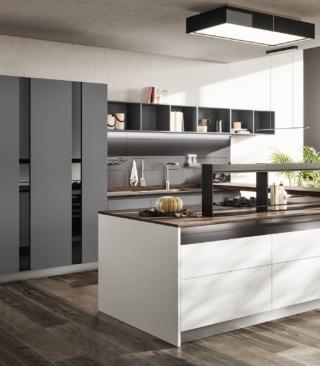 La composizione lineare sullo sfondo, con inserto in vetro specchiato sulle colonne, include una linea di vani  a giorno e, al di sotto,  uno schienale attrezzato  con inserti per fissare  gli utensili. Appoggiato al top, un piano snack funge da trait d’union con l’isola, dotata  di ponte attrezzato. Completamente priva di maniglie, la cucina Motus di Scavolini è in finitura laccato opaco Grigio Vulcano (blocco a parete) con inserti in vetro e laccato opaco Grigio Airone (isola); top e piano snack sono in laminato Noce Garden (spessore 2 cm). Prezzo da rivenditore. www.scavolini.com La composizione lineare sullo sfondo, con inserto in vetro specchiato sulle colonne, include una linea di vani  a giorno e, al di sotto,  uno schienale attrezzato  con inserti per fissare  gli utensili. Appoggiato al top, un piano snack funge da trait d’union con l’isola, dotata  di ponte attrezzato. Completamente priva di maniglie, la cucina Motus di Scavolini è in finitura laccato opaco Grigio Vulcano (blocco a parete) con inserti in vetro e laccato opaco Grigio Airone (isola); top e piano snack sono in laminato Noce Garden (spessore 2 cm). Prezzo da rivenditore. www.scavolini.com