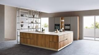 L’isola è completata  dal sistema Tribeca, uno scaffale che accoglie oggetti, libri, ma anche piccoli elettrodomestici  di uso frequente in cucina. Sulla parete, invece, le colonne sono intervallate da un vano a giorno verticale illuminato  a tutta altezza. Indicata per ampi living open space, la composizione a L Oyster di Veneta Cucine è nelle finiture Leccio Cognac Dek e Laccato Opaco Grigio Smoky, completata da un piano di lavoro in Caranto Ker (materiale tecnico a base ceramica) Aspen Beige (spessore 2 cm). Il sistema ShellSystem, applicato orizzontalmente alle basi e in verticale alle colonne, sostituisce la maniglia come dispositivo di presa per l’apertura e la chiusura dei vani. Un modulo base da 60 cm  prezzo a partire da 288 euro. www.venetacucine.com L’isola è completata  dal sistema Tribeca, uno scaffale che accoglie oggetti, libri, ma anche piccoli elettrodomestici  di uso frequente in cucina. Sulla parete, invece, le colonne sono intervallate da un vano a giorno verticale illuminato  a tutta altezza. Indicata per ampi living open space, la composizione a L Oyster di Veneta Cucine è nelle finiture Leccio Cognac Dek e Laccato Opaco Grigio Smoky, completata da un piano di lavoro in Caranto Ker (materiale tecnico a base ceramica) Aspen Beige (spessore 2 cm). Il sistema ShellSystem, applicato orizzontalmente alle basi e in verticale alle colonne, sostituisce la maniglia come dispositivo di presa per l’apertura e la chiusura dei vani. Un modulo base da 60 cm  prezzo a partire da 288 euro. www.venetacucine.com