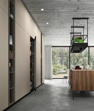 Di fronte alla maxi composizione di colonne a tutta altezza, l’isola dispone di zona cottura e lavello integrati nel piano; sulla cappa installata a soffitto trovano posto mensole per oggetti e piantine aromatiche. Le ante delle cucina AL32 di Arrex Le Cucine sono realizzate con un telaio in alluminio riciclabile al 100%, cui si applicano vari tipi di pannelli (vetro, laminato hpl, Fenix®, impiallacciato o gres). Le ante delle colonne sono in Fenix® Beige Arizona, quelle dell'isola in hpl Noce Savoia. Prezzo di una base con anta, L 60 x P 57 x H 72 cm, 320 euro + Iva. www.arrex.it Di fronte alla maxi composizione di colonne a tutta altezza, l’isola dispone di zona cottura e lavello integrati nel piano; sulla cappa installata a soffitto trovano posto mensole per oggetti e piantine aromatiche. Le ante delle cucina AL32 di Arrex Le Cucine sono realizzate con un telaio in alluminio riciclabile al 100%, cui si applicano vari tipi di pannelli (vetro, laminato hpl, Fenix®, impiallacciato o gres). Le ante delle colonne sono in Fenix® Beige Arizona, quelle dell'isola in hpl Noce Savoia. Prezzo di una base con anta, L 60 x P 57 x H 72 cm, 320 euro + Iva. www.arrex.it