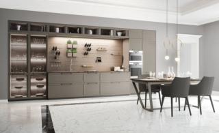 Delimitata da elementi a colonna, la zona operativa appare concentrata in una nicchia, con vani superiori a chiusura. La boiserie attrezzata aggiunge funzionalità  e valorizza l'estetica. Organizzata su un unico blocco, Flavour di Cucine Lube mixa vani in frassino nebbia con vetri fumé. Il top è in Laminato Imperial black. Completano la composizione la boiserie Cover da attrezzare a piacere, la maniglia e lo zoccolo in finitura Silver dark. Una base da 60 cm con due cestoni, senza top, prezzo 448 euro + IVA. www.cucinelube.it Delimitata da elementi a colonna, la zona operativa appare concentrata in una nicchia, con vani superiori a chiusura. La boiserie attrezzata aggiunge funzionalità  e valorizza l'estetica. Organizzata su un unico blocco, Flavour di Cucine Lube mixa vani in frassino nebbia con vetri fumé. Il top è in Laminato Imperial black. Completano la composizione la boiserie Cover da attrezzare a piacere, la maniglia e lo zoccolo in finitura Silver dark. Una base da 60 cm con due cestoni, senza top, prezzo 448 euro + IVA. www.cucinelube.it