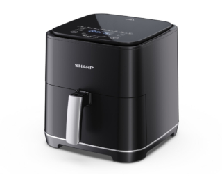 La friggitrice ad aria GS552 di Sharp è dotata di un pannello di controllo soft-touch di facile utilizzo e di un display digitale di facile lettura per il controllo dei programmi e della temperatura rendendo così possibile cuocere, arrostire, friggere o disidratare qualsiasi alimento. Capiente 5,5 litri, ha 8 impostazioni di cottura programmate e può anche mantenere in caldo gli alimenti pronti. Il cestello e la padella hanno un rivestimento antiaderente facile da pulire e lavabile in lavastoviglie. Misura L 38 x P 44 x H 38 cm. Prezzo 109,99 euro. www.sharpconsumer.it La friggitrice ad aria GS552 di Sharp è dotata di un pannello di controllo soft-touch di facile utilizzo e di un display digitale di facile lettura per il controllo dei programmi e della temperatura rendendo così possibile cuocere, arrostire, friggere o disidratare qualsiasi alimento. Capiente 5,5 litri, ha 8 impostazioni di cottura programmate e può anche mantenere in caldo gli alimenti pronti. Il cestello e la padella hanno un rivestimento antiaderente facile da pulire e lavabile in lavastoviglie. Misura L 38 x P 44 x H 38 cm. Prezzo 109,99 euro. www.sharpconsumer.it