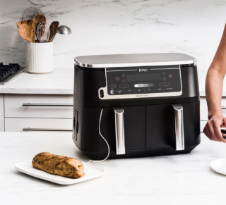 Dotata di 6 modalità di cottura: max crisp, arrosto, al forno, riscaldamento, essiccatore e frittura ad aria, Dual Zone Max Pro AF451EU di Ninja permette di preparare 2 pietanze in 2 diversi modi. È infatti dotata di 2 scomparti da 4,75 litri per avere due zone di cottura differenti.  Il pannello di controllo è semplice e intuitivo. Il pannello di controllo semplice ed intuitivo è dotato di timer e la venntola autoregolante calibra le velocità in funzione della modalità di cottura selezionata. Misura L 41,5 x P 27 x H 32,5.  Prezzo 269,99 euro. www.ninjakitchen.it Dotata di 6 modalità di cottura: max crisp, arrosto, al forno, riscaldamento, essiccatore e frittura ad aria, Dual Zone Max Pro AF451EU di Ninja permette di preparare 2 pietanze in 2 diversi modi. È infatti dotata di 2 scomparti da 4,75 litri per avere due zone di cottura differenti.  Il pannello di controllo è semplice e intuitivo. Il pannello di controllo semplice ed intuitivo è dotato di timer e la venntola autoregolante calibra le velocità in funzione della modalità di cottura selezionata. Misura L 41,5 x P 27 x H 32,5.  Prezzo 269,99 euro. www.ninjakitchen.it