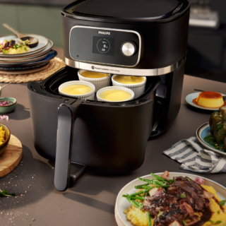 Grazie alle 22 funzioni e alle dimensioni XXL da 8,3 litri, con Airfryer Combi XXL Serie 7000 di Philips si possono preparare pasti per almeno 7 persone. Facilissima da usare grazie al display intuitivo, si può connettere all'app gratuita NutriU. È capace di regolare in modo automatico il tempo di cottura, la temperatura e la velocità dell'aria e selezionando il flusso d'aria basso si può cuocere delicatamente a lenta cottura come in forno. Ha potenza di 2.200 watt. Misura L 33,5 x P 44 x H 35. Prezzo 450 euro. www.philips.it Grazie alle 22 funzioni e alle dimensioni XXL da 8,3 litri, con Airfryer Combi XXL Serie 7000 di Philips si possono preparare pasti per almeno 7 persone. Facilissima da usare grazie al display intuitivo, si può connettere all'app gratuita NutriU. È capace di regolare in modo automatico il tempo di cottura, la temperatura e la velocità dell'aria e selezionando il flusso d'aria basso si può cuocere delicatamente a lenta cottura come in forno. Ha potenza di 2.200 watt. Misura L 33,5 x P 44 x H 35. Prezzo 450 euro. www.philips.it