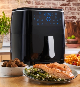 Easy Fry Grill & Steam di Moulinex oltre a friggere con la tecnologia Extra Crisp per risultati dorati e croccanti con poco o senza olio, ha anche la griglia per rosolature perfette e soprattutto cuoce a vapore. Adatta a famiglie numerose è capiente 6,5 litri ed è dotata di 7 programmi automatici, di cui 5 classici (patatine fritte, crocchette, pollo, verdure e dessert) e 2 intelligenti abbinati in automatico (pesce e carne arrosto). Ha potenza di 1.700 watt. Misura L 41 x P 32 x H 40 cm. Prezzo 199,99 euro. www.moulinex.it Easy Fry Grill & Steam di Moulinex oltre a friggere con la tecnologia Extra Crisp per risultati dorati e croccanti con poco o senza olio, ha anche la griglia per rosolature perfette e soprattutto cuoce a vapore. Adatta a famiglie numerose è capiente 6,5 litri ed è dotata di 7 programmi automatici, di cui 5 classici (patatine fritte, crocchette, pollo, verdure e dessert) e 2 intelligenti abbinati in automatico (pesce e carne arrosto). Ha potenza di 1.700 watt. Misura L 41 x P 32 x H 40 cm. Prezzo 199,99 euro. www.moulinex.it