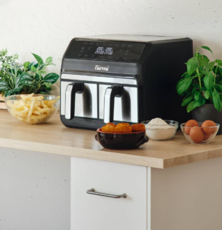 La friggitrice FG22 di Girmi ha potenza di 1.700 watt, 2 zone di cottura indipendenti con capacità totale di 8 litri (4L + 4L). I contenitori si estraggono con facilità grazie alla pratica maniglia e la temperatura è regolabile fino a 200°C. Grazie alla funzione SYNC, le cotture in contemporanea terminano entrambe nello stesso momento. Misura L 38 x P 31 x H 40 cm. Prezzo 179,90 euro. www.girmi.it La friggitrice FG22 di Girmi ha potenza di 1.700 watt, 2 zone di cottura indipendenti con capacità totale di 8 litri (4L + 4L). I contenitori si estraggono con facilità grazie alla pratica maniglia e la temperatura è regolabile fino a 200°C. Grazie alla funzione SYNC, le cotture in contemporanea terminano entrambe nello stesso momento. Misura L 38 x P 31 x H 40 cm. Prezzo 179,90 euro. www.girmi.it
