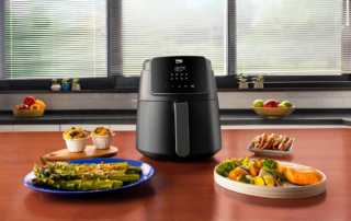 La friggitrice FRL2244B di Beko ha potenza di 1.500 watt e offre 8 programmi di cottura automatici e grazie alla capacità di 4,7 litri, è perfetta per preparare piatti per tutta la famiglia o per gli ospiti. Consente anche di scongelare e riscaldare gli alimenti. Il cestello e il serbatoio rimovibili sono lavabili in lavastoviglie, mentre la funzione di protezione da surriscaldamento e la spia di funzionamento garantiscono la sicurezza durante l’uso. Misura L 38 x P 27 x H 32,5cm. Prezzo: 146,00 euro. www.beko.com La friggitrice FRL2244B di Beko ha potenza di 1.500 watt e offre 8 programmi di cottura automatici e grazie alla capacità di 4,7 litri, è perfetta per preparare piatti per tutta la famiglia o per gli ospiti. Consente anche di scongelare e riscaldare gli alimenti. Il cestello e il serbatoio rimovibili sono lavabili in lavastoviglie, mentre la funzione di protezione da surriscaldamento e la spia di funzionamento garantiscono la sicurezza durante l’uso. Misura L 38 x P 27 x H 32,5cm. Prezzo: 146,00 euro. www.beko.com