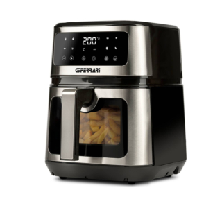 Ha finestra e luce interna per il controllo della cottura Friggisano Show di G3Ferrari. Capiente 5 litri, con 8 programmi preimpostati (carne, pollo, crostacei, pesce, toast, patatine, hot dog, ali di pollo), ha temperatura regolabile da 80° a 200°C. Funziona con resistenza alogena che consuma meno e riduce i tempi di cottura. Il timer di 060 minuti e il display digitale facilitano l’uso. Misura L 25,5 x P 35,5 x H 33 cm. Prezzo 99,90 euro. www.g3ferrari.net Ha finestra e luce interna per il controllo della cottura Friggisano Show di G3Ferrari. Capiente 5 litri, con 8 programmi preimpostati (carne, pollo, crostacei, pesce, toast, patatine, hot dog, ali di pollo), ha temperatura regolabile da 80° a 200°C. Funziona con resistenza alogena che consuma meno e riduce i tempi di cottura. Il timer di 060 minuti e il display digitale facilitano l’uso. Misura L 25,5 x P 35,5 x H 33 cm. Prezzo 99,90 euro. www.g3ferrari.net