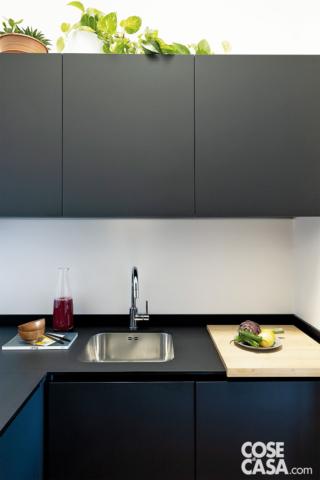 zona cottura del sottotetto, pensili color antracite, lavello in acciaio incassato nel top, miscelatore cromato, tagliere, ciotole zona cottura del sottotetto, pensili color antracite, lavello in acciaio incassato nel top, miscelatore cromato, tagliere, ciotole