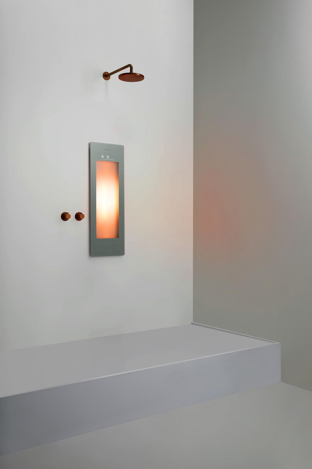Si installa all’interno del box doccia anche di dimensioni ristrette il pannello Sunshower Round di Sunshower per nutrire e curare il corpo tramite usando luce UV a basso dosaggio e infrarossi riscaldanti. È disponibile nelle varianti One, con lampade infrarossi, e Plus, che aggiunge anche la luce ultravioletta a basso dosaggio, a incasso, ad angolo o a parete. Prezzo della versione One, color Organic Grey, Iva esclusa, da 1.853,31 euro. https://sunshower.eu/it/ Si installa all’interno del box doccia anche di dimensioni ristrette il pannello Sunshower Round di Sunshower per nutrire e curare il corpo tramite usando luce UV a basso dosaggio e infrarossi riscaldanti. È disponibile nelle varianti One, con lampade infrarossi, e Plus, che aggiunge anche la luce ultravioletta a basso dosaggio, a incasso, ad angolo o a parete. Prezzo della versione One, color Organic Grey, Iva esclusa, da 1.853,31 euro. https://sunshower.eu/it/